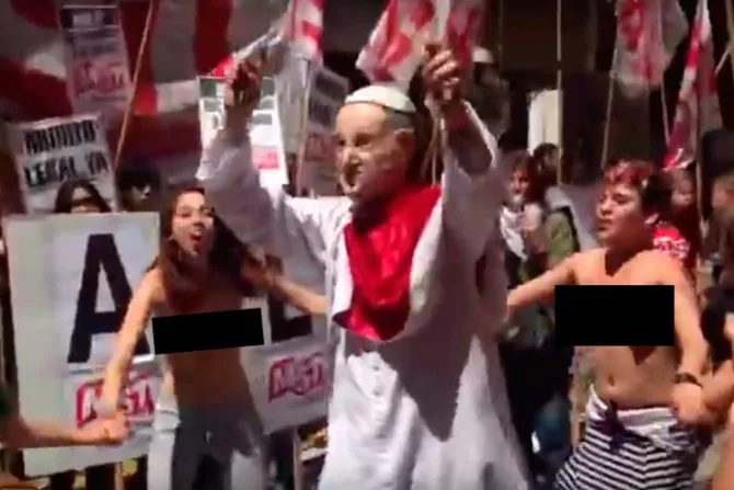 Argentina: Policía evita que violentas feministas profanen Catedral de Rosario