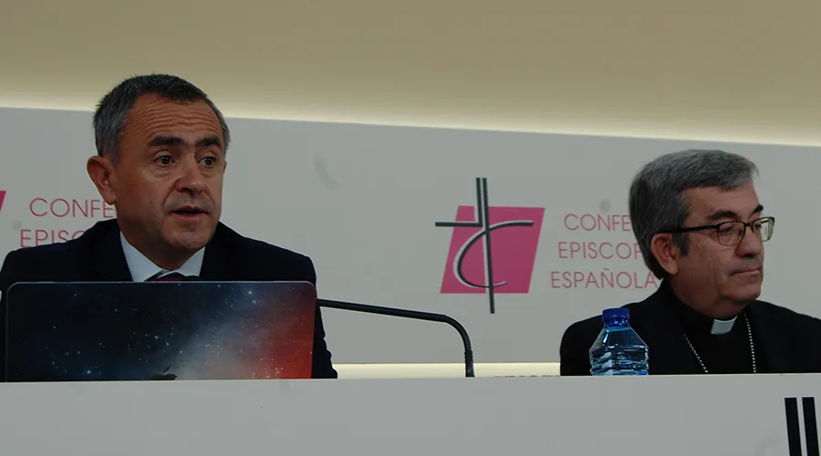 Fernando Giménez Barriocanal (izq) y Mons. Luis Argüello (dcha) durante la rueda de prensa.  Crédito: CEE?w=200&h=150
