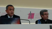 Fernando Giménez Barriocanal (izq) y Mons. Luis Argüello (dcha) durante la rueda de prensa.  Crédito: CEE