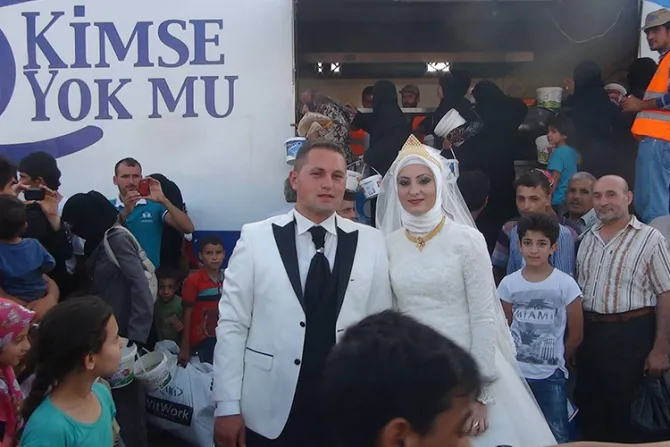Pareja de novios celebra boda compartiendo comida con 4 mil refugiados sirios