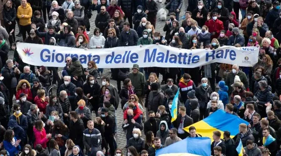 Fieles en San Pedro muestran pancarta de la "Jornada de las Enfermedades Raras", este 27 de febrero. Foto: Vatican Media?w=200&h=150