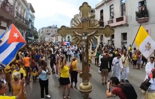 Cubanos en procesiu00f3n de la Virgen de la Caridad por las calles de la Habana. Cru00e9dito: EWTN Noticias 