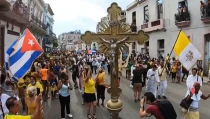 Cubanos en procesiu00f3n de la Virgen de la Caridad por las calles de la Habana. Cru00e9dito: EWTN Noticias