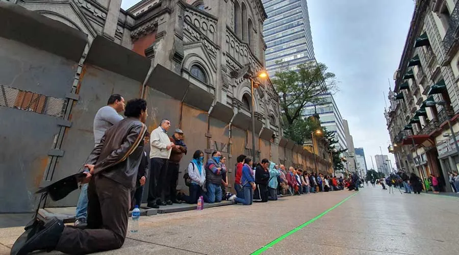 Fieles se congregaron en oración a los pies de iglesias del Centro de Ciudad de México, ante amenazas de vandalismo de colectivos feministas. Crédito: David Ramos / ACI Prensa.