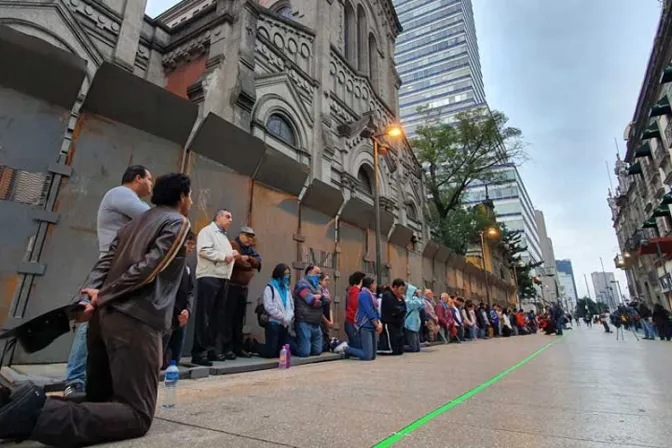 Iglesias de Ciudad de México amanecen con muro humano de oración ante amenazas abortistas