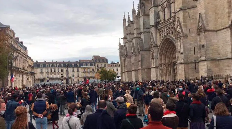 Cientos de fieles en Burdeos piden que se reanuden las Misas. Crédito: Facebook Protège ton Église