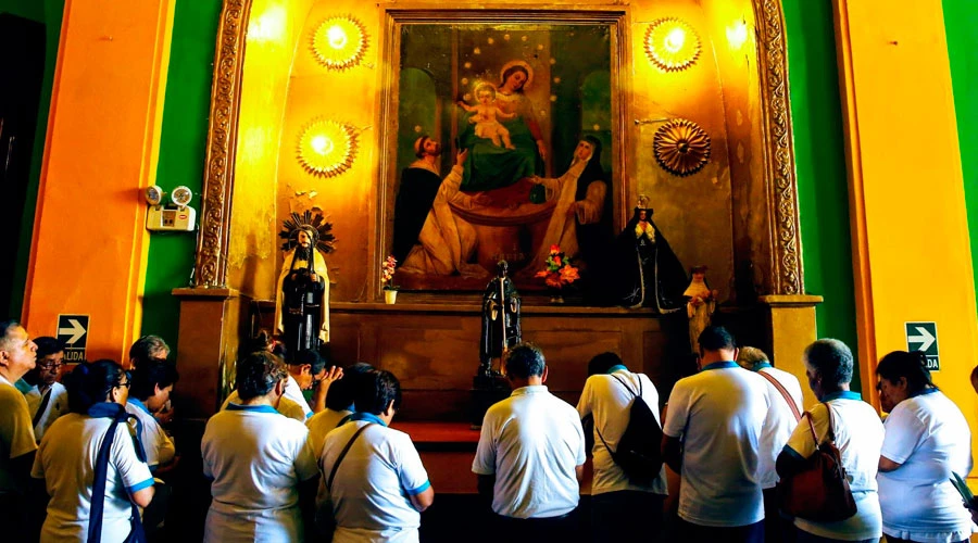 Un grupo de fieles reza en una iglesia en Perú. Crédito: ANDINA / Luis Iparraguirre?w=200&h=150