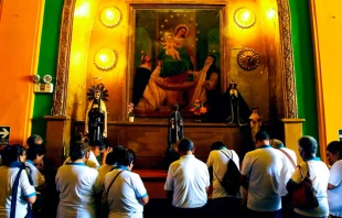 Un grupo de fieles reza en una iglesia en Peru00fa. Cru00e9dito: ANDINA / Luis Iparraguirre 