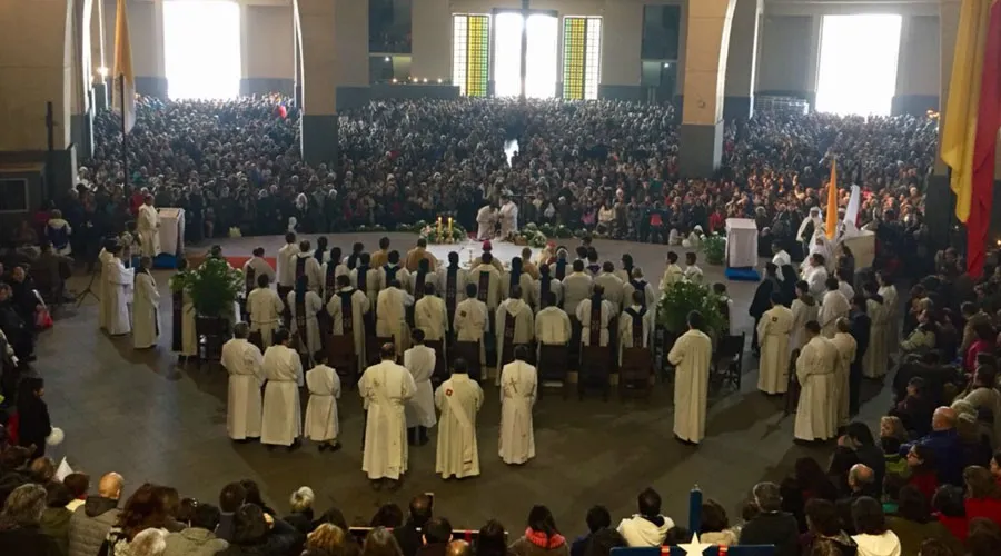 Miles de peregrinos en Chile saludan en su día a la Virgen del Carmen
