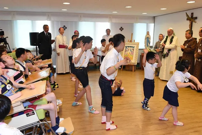 Papa Francisco visita casa para discapacitados en medio de un ambiente de fiesta
