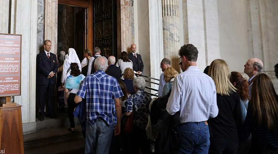 Fieles cruzan la Puerta Santa en el Vaticano / Foto: Flickr Jubilee of Mercy (CC-BY-NC-SA-2.0)?w=200&h=150