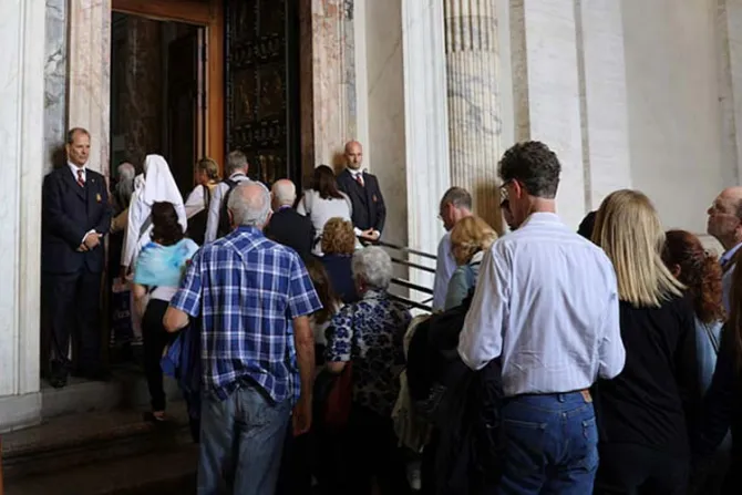 Autoridad vaticana anuncia hasta qué día se podrá cruzar Puertas Santas de la Misericordia