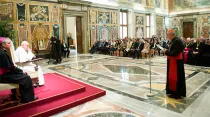 El Papa Francisco saluda a los funcionarios del Instituto Juan Pablo II en la Sala Clementina del Vaticano (2015) / Crédito: Vatican Media