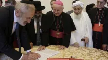 Los líderes interreligiosos firman la declaración. Foto: Vatican Media