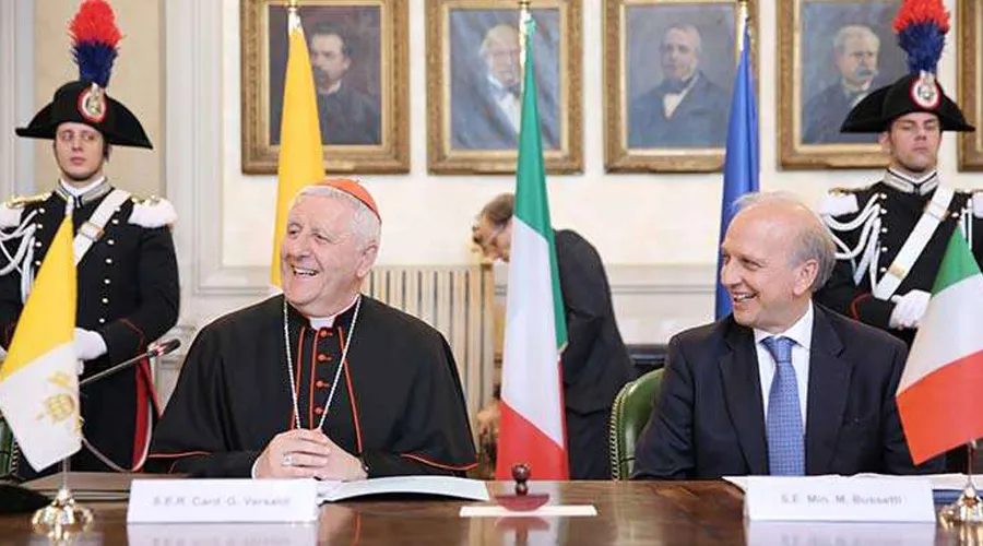 El Cardenal Giuseppe Versaldi firma acuerdo con Italia. Foto: MIUR