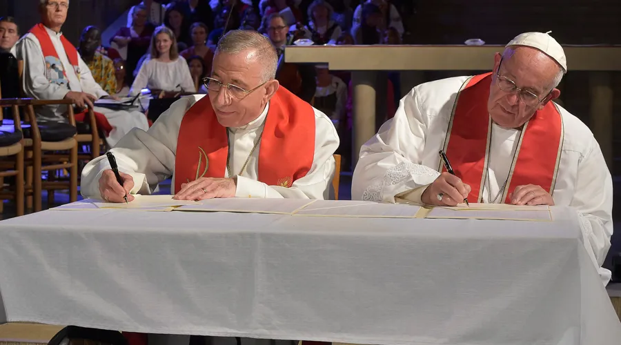 El Papa firma la Declaración. Foto: L'Osservatore Romano?w=200&h=150