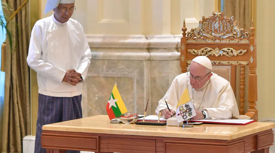 El Papa firma en el Libro de Autoridades. Foto: L'Osservatore Romano