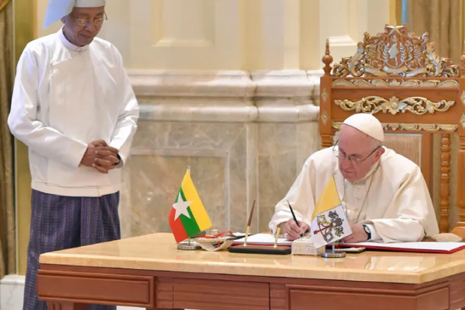 El Papa se reúne con las máximas autoridades de Myanmar y les pide justicia