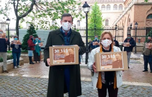 Entrega de firmas en apoyo del obispo de Alcalu00e1 de Henares (2021) / Cru00e9dito: Cortesu00eda de HazteOir 