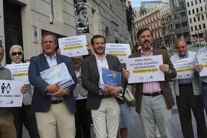 España: Entregan 170.000 firmas contra ideología de género en embajada de México