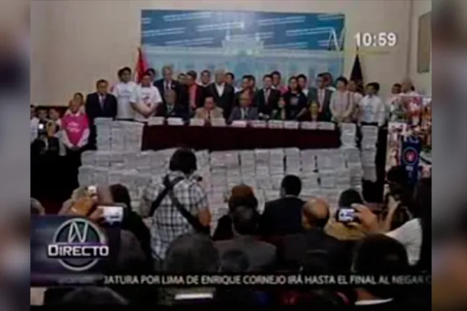 [VIDEO] Perú: Presentan un millón de firmas en defensa de la familia y contra unión civil gay