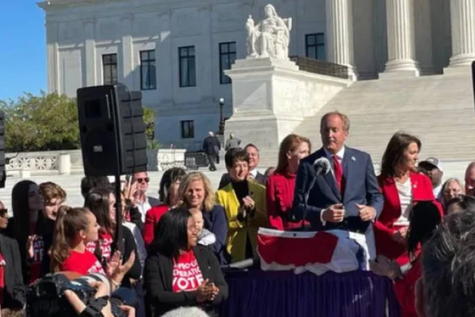 Gobierno de EEUU condena política de Texas que cuida a niños de terapias de cambio de sexo