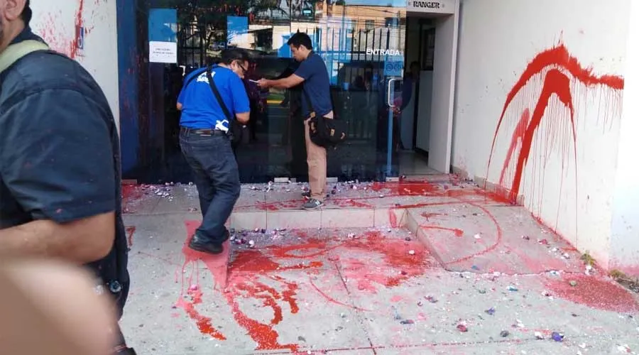 Con pintura y otros objetos, el grupo feminista atacó una sede de la Fiscalía de El Salvador. Crédito: Fiscalía General de la República de El Salvador.?w=200&h=150