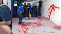 Con pintura y otros objetos, el grupo feminista atacó una sede de la Fiscalía de El Salvador. Crédito: Fiscalía General de la República de El Salvador.