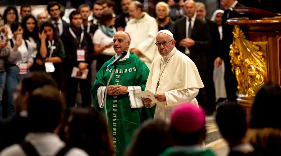 Mons. Rino Fisichella y el Papa Francisco en la Basílica de San Pedro. Foto: Daniel Ibáñez / ACI Prensa