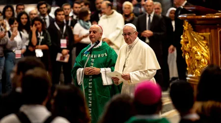 Padres Sinodales peregrinan a San Pedro y hacen la profesión de fe con el Papa