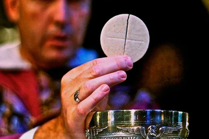 No recibas la Eucaristía si tu estilo de vida contradice el Evangelio, advierte Obispo
