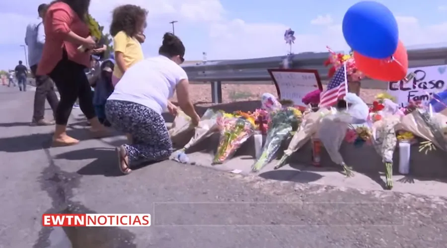 Flores en recuerdo de las víctimas del tiroteo en El Paso. Crédito: EWTN Noticias