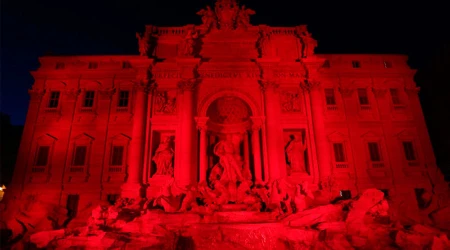 Roma: Fontana di Trevi se tiu00f1u00f3 de rojo por la sangre de mu00e1rtires cristianos