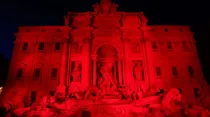 La Fontana di Trevi en Roma teñida de rojo en honor a los mártires cristianos. Foto: Daniel Ibáñez(ACI Prensa)