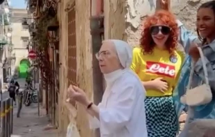 Monja manifiesta su desacuerdo por la escena. Cru00e9dito: Captura vu00eddeo de Twitter 