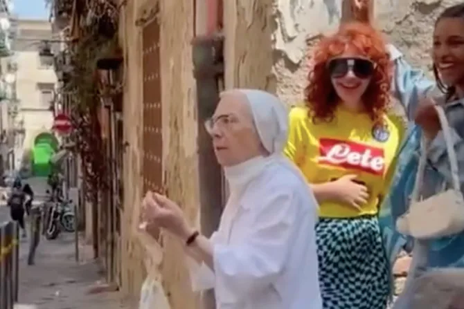 Sacerdote defiende a monja “viral” que separó a mujeres que se besaban en la calle