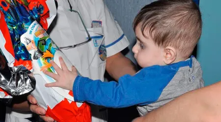 El Papa Francisco regala huevos de Pascua a niños enfermos de cáncer
