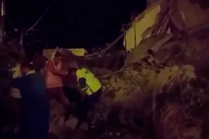 [VIDEO] Sismo en Italia: Muere una mujer junto a una iglesia