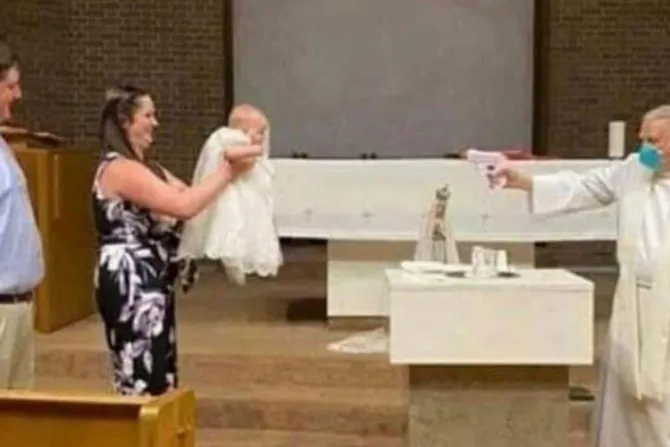 VIRAL: Sacerdote explica foto de "bautismo" con pistola de agua bendita