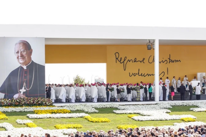 Cardenal Amato en beatificación de Álvaro del Portillo: Los santos introducen "el aire puro de la gracia de Dios"