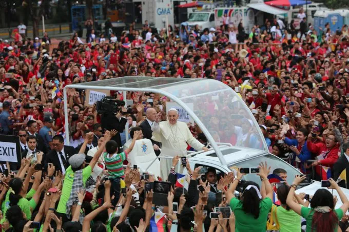 El Papa Francisco ya está de regreso a Roma. Aquí se le ve en el emocionante encuentro con los jóvenes de Filipinas. Foto Alan Holdren / ACI Prensa
