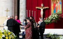 El Papa Francisco en la Plaza de San Pedro saluda al matrimonio iraquu00ed (Foto Lauren Cater / ACI Prensa)