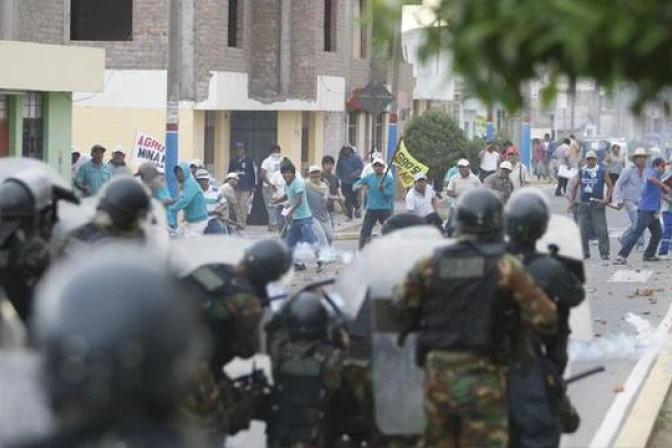 Arzobispo clama por la paz a la Virgen de Chapi ante enfrentamientos en Perú