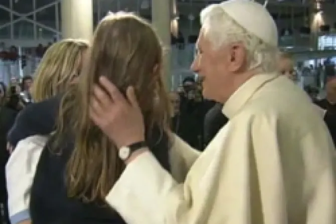 Por su cumpleaños niña cumple sueño de abrazar al Papa Benedicto XVI