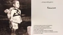 Fotografía del niño de Nagasaki y el texto del Papa. Foto: Vatican Media