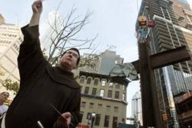 Cruz de Zona Cero en NY aún consuela a muchos, dice sacerdote católico