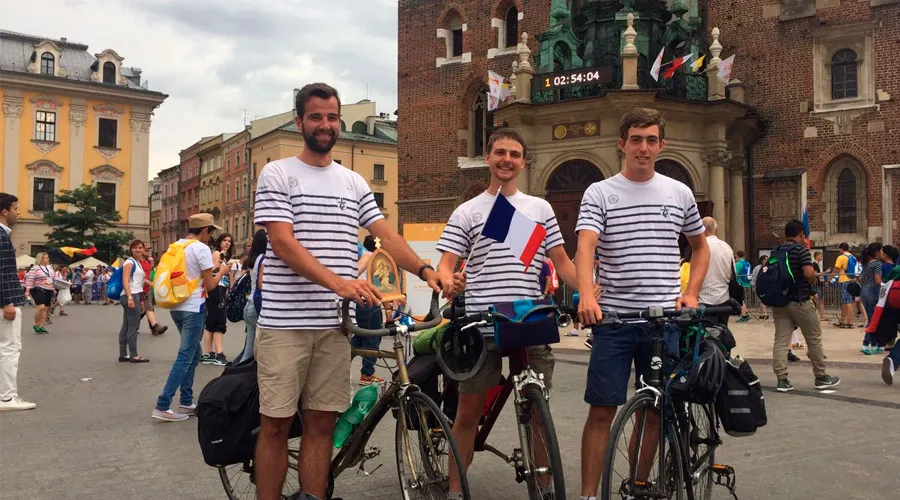Los jóvenes franceses que llegaron en bicicleta a Cracovia. Foto Kate Veik (ACI Prensa)?w=200&h=150