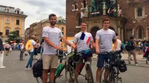 Los jóvenes franceses que llegaron en bicicleta a Cracovia. Foto Kate Veik (ACI Prensa)