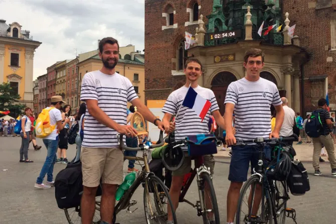 VIDEO: 3 jóvenes recorren casi 2 mil kilómetros en bicicleta de París a JMJ Cracovia