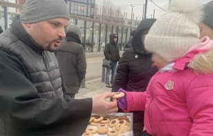 Fraile franciscano en Ucrania. Cru00e9dito: Franciscanos de Asu00eds  